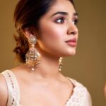 Krithi Shetty Instagram - There’s beauty in simplicity 🕊 • Grateful to @eshaangirri 🤍 for this bomb lighting and all his amazing 📸 Wearing this gorgeous saree by @sawangandhiofficial ✨ Jewellery @sheetalzaveribyvithaldas Styled by @jukalker Styling team @pratimajukalker HM @venkymakeupstudio @chaks_makeup