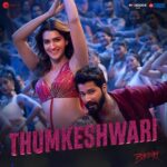 Kriti Sanon Instagram - The biggest thumka anthem of the year is here! 💃😉 Groove with Thumkeshwari 💃🏻💃🏻 #Thumkeshwari out now. Thank you Stree for adding your magic!! ❤️❤️😘 @shraddhakapoor #Bhediya out on 25th Nov 2022