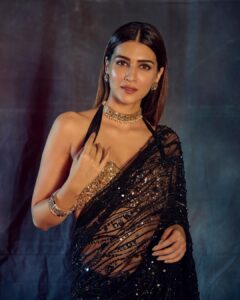 Kriti Sanon Instagram - Still feels like Diwali .. ✨🖤🖤 @dilnazkarbhary Styled by @sukritigrover @vanigupta.23 Hair by @aasifahmedofficial Makeup @adrianjacobsofficial 📸 @mohitvaru
