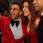 Kriti Sanon Instagram - A night I’ll remember.. ❤️ This is what keeps us going.. @filmfare @ranveersingh @vickykaushal09