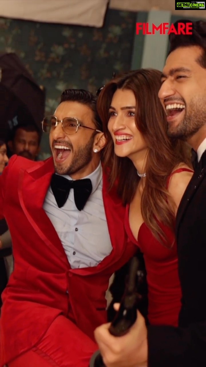Kriti Sanon Instagram - A night I’ll remember.. ❤️ This is what keeps us going.. @filmfare @ranveersingh @vickykaushal09