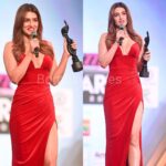 Kriti Sanon Instagram - It was a red velvet cake kinda night! ❤️❤️ All heart!! 🥰 Catch @filmfare awards 2022 on @colorstv tonight at 9pm