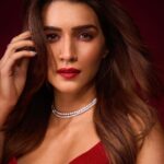 Kriti Sanon Instagram – 🌶 🌶 

@liastubllaofficial 
Styled by @sukritigrover 
HMU @aasifahmedofficial @heemaadattaani 
📸 @beejlakhani