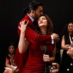 Kriti Sanon Instagram - It was a red velvet cake kinda night! ❤️❤️
All heart!! 🥰
Catch @filmfare awards 2022 on @colorstv tonight at 9pm