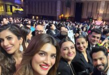 Kriti Sanon Instagram - It was a red velvet cake kinda night! ❤️❤️ All heart!! 🥰 Catch @filmfare awards 2022 on @colorstv tonight at 9pm