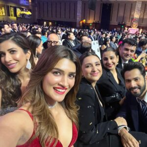 Kriti Sanon Instagram - It was a red velvet cake kinda night! ❤️❤️
All heart!! 🥰
Catch @filmfare awards 2022 on @colorstv tonight at 9pm