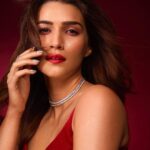 Kriti Sanon Instagram – 🌶 🌶 

@liastubllaofficial 
Styled by @sukritigrover 
HMU @aasifahmedofficial @heemaadattaani 
📸 @beejlakhani