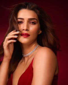 Kriti Sanon Instagram - 🌶 🌶 @liastubllaofficial Styled by @sukritigrover HMU @aasifahmedofficial @heemaadattaani 📸 @beejlakhani