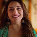 Madhuri Dixit Instagram - the patel family is here to make you feel ekdum Maja Ma! 💃🏻 watch #MajaMaOnPrime, now!   @gajrajrao @ritwikbhowmik @barkhasingh0308 @srishti.shrivastava21 @rajitkapurofficial @sheeba.chadha @realsimonesingh @ninadkamatofficial @malhar028 @iamkavindave @anandntiwari @leomediacollective @sumit_batheja @bindraamritpal @dimplemathias @faalanadimka @keluskarlaxmi @rushisharma @manoshinath @djangokaza @souumil_ds #AkshayShah @akashdeep.sengupta @sonymusicindia