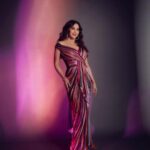 Madhuri Dixit Instagram - Stripe a pose🤳🏻 #tuesday #tuesdaymotivation #tuesdayvibes #shootdiaries #photoshoot #colorful #pose