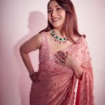 Madhuri Dixit Instagram - Shaam Gulabi 🌸 #tuesday #tuesdaythoughts #jhalakdikhlajaa #shootdiaries #photooftheday #sareelove