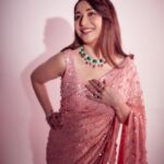 Madhuri Dixit Instagram - Shaam Gulabi 🌸 #tuesday #tuesdaythoughts #jhalakdikhlajaa #shootdiaries #photooftheday #sareelove