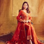 Madhuri Dixit Instagram - Suraj hua madham 🧡 #majamaonprime #photoshoot #shootdiaries #orange #ethnic #songoutnow #thursday #thursdaythoughts