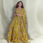 Madhuri Dixit Instagram - Ye mausam ka jaadu hai, mitwa! #jhalakdikhlajaa #tuesday #picoftheday #green #ethnic #shoot #shootdiaries #photoshoot