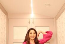 Madhuri Dixit Instagram - I thought this was ‘reel’ good 😄 love the audio! #Reels #TrendingReels #ReelItFeelIt #DanceReels #Monday #MondayMood #MondayMotivation #Bahara