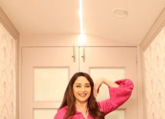 Madhuri Dixit Instagram - I thought this was ‘reel’ good 😄 love the audio! #Reels #TrendingReels #ReelItFeelIt #DanceReels #Monday #MondayMood #MondayMotivation #Bahara