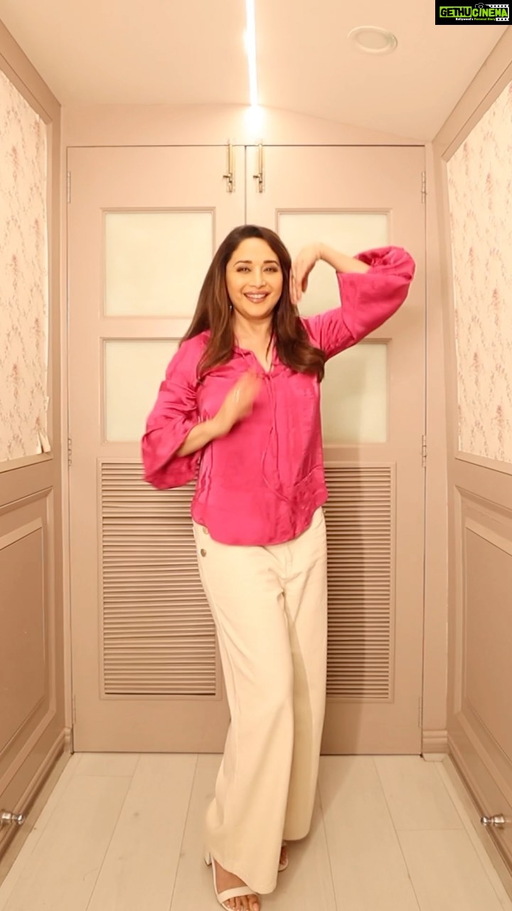 Madhuri Dixit Instagram - I thought this was ‘reel’ good 😄 love the audio! #Reels #TrendingReels #ReelItFeelIt #DanceReels #Monday #MondayMood #MondayMotivation #Bahara