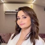 Madhuri Dixit Instagram - Fun Reminder: It’s the season of Viral infection. If your doctor asks you to show them your tongue to examine, let them😂 The baby face filter is too cute! #Reels #TrendingReels #ReelItFeelIt #Friday #FridayFeels #FridayVibes #ViralInfection