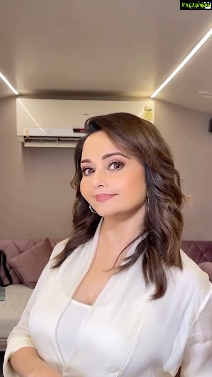 Madhuri Dixit Instagram - Fun Reminder: It’s the season of Viral infection. If your doctor asks you to show them your tongue to examine, let them😂 The baby face filter is too cute! #Reels #TrendingReels #ReelItFeelIt #Friday #FridayFeels #FridayVibes #ViralInfection