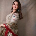 Madhuri Dixit Instagram – It’s time for Maja Ma promotions! 

#MajaMaOnPrime #MajaMa #ethnicwear #shootdiaries #photoshoot #promotions #friday #fridaymood