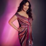 Madhuri Dixit Instagram - Stripe a pose🤳🏻 #tuesday #tuesdaymotivation #tuesdayvibes #shootdiaries #photoshoot #colorful #pose