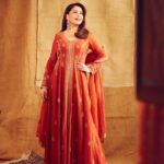 Madhuri Dixit Instagram - Suraj hua madham 🧡 #majamaonprime #photoshoot #shootdiaries #orange #ethnic #songoutnow #thursday #thursdaythoughts