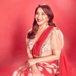 Madhuri Dixit Instagram - Channelling my inner retro vibe with this look! ❤️ #Monday #MondayMood #Shoot #ShootDiaries #Retro #RetroBollywood #Saree #JhalakDikhlaJaa