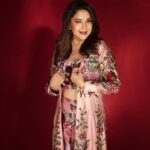 Madhuri Dixit Instagram - Sab Maja Ma! #MajaMaOnPrime #floral #friday #fridayvibes #photoshoot #photooftheday