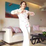 Madhuri Dixit Instagram - Tumse hi humko pyaar hai 🌸 #monday #mondaymood #trendingreels #reelsinstagram #explorepage #sajania #dancereels