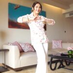 Madhuri Dixit Instagram – Tumse hi humko pyaar hai 🌸 

#monday #mondaymood #trendingreels #reelsinstagram #explorepage #sajania #dancereels