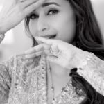 Madhuri Dixit Instagram – Uden jab jab zulfen teri…

#trendingreels #reelsinstagram #explorepage #saturday #saturdayvibes #betweenshots #reelitfeelit #expressions