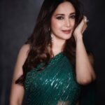 Madhuri Dixit Instagram – Hello there! 

#jhalakdikhlajaa10 #photooftheday #photoshoot #saturday #saturdayvibes #green #sareelove