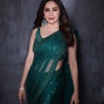 Madhuri Dixit Instagram – Hello there! 

#jhalakdikhlajaa10 #photooftheday #photoshoot #saturday #saturdayvibes #green #sareelove