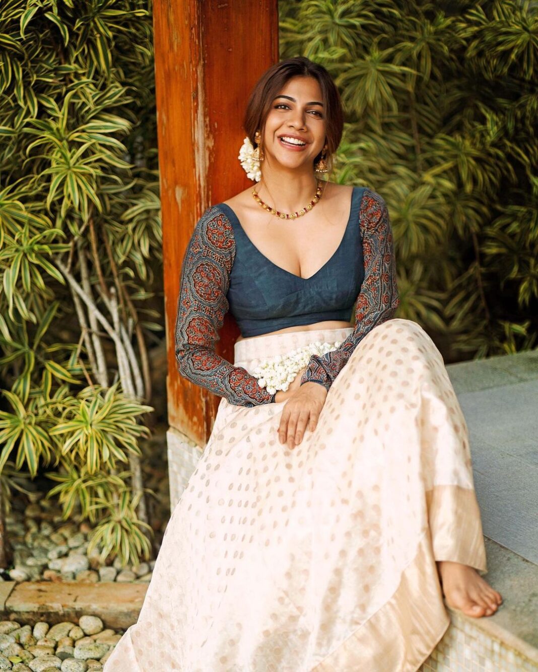 Madonna Sebastian Instagram - Season of warmth Friendliness, colours, laughter, and togetherness… the weather in style. @raimes_designerboutique @rahul_raj_._r @samson_lei @planetjewel #keralamypride #kerala #onam #ethnicwear #indianfashion
