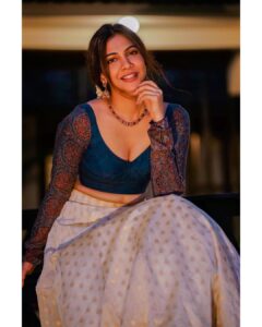 Madonna Sebastian Instagram - Season of warmth

Onasamsakal🌸🌸🌸

Friendliness, colours, laughter, and togetherness… the weather in style.

@raimes_designerboutique 
@rahul_raj_._r 
@samson_lei 
@planetjewel 
#keralamypride
#kerala #onam #ethnicwear 
 #indianfashion