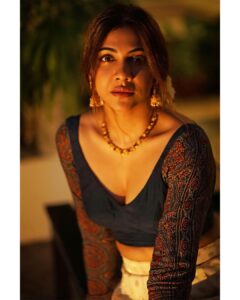 Madonna Sebastian Instagram - Season of warmth

Onasamsakal🌸🌸🌸

Friendliness, colours, laughter, and togetherness… the weather in style.

@raimes_designerboutique 
@rahul_raj_._r 
@samson_lei 
@planetjewel 
#keralamypride
#kerala #onam #ethnicwear 
 #indianfashion