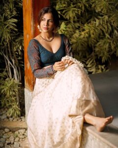 Madonna Sebastian Instagram - Season of warmth

Friendliness, colours, laughter, and togetherness… the weather in style.

@raimes_designerboutique 
@rahul_raj_._r 
@samson_lei 
@planetjewel 
#keralamypride
#kerala #onam #ethnicwear 
 #indianfashion