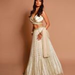 Malavika Mohanan Instagram - White doesn’t need a season, white doesn’t need a reason 🤍 Happy almost Diwali! ✨🪔✨ 📸 @kiransaphotography Outfit @asthanarangofficial @the.yellow.dot Makeup @makeupbyanighajain Hair @hairbyradhika Bangles @houseofshikha Earrings @anaghaartsnjewels @stilt_communications PR @theitembomb