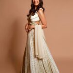 Malavika Mohanan Instagram - White doesn’t need a season, white doesn’t need a reason 🤍 Happy almost Diwali! ✨🪔✨ 📸 @kiransaphotography Outfit @asthanarangofficial @the.yellow.dot Makeup @makeupbyanighajain Hair @hairbyradhika Bangles @houseofshikha Earrings @anaghaartsnjewels @stilt_communications PR @theitembomb