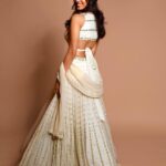 Malavika Mohanan Instagram - White doesn’t need a season, white doesn’t need a reason 🤍 Happy almost Diwali! ✨🪔✨ 📸 @kiransaphotography Outfit @asthanarangofficial @the.yellow.dot Makeup @makeupbyanighajain Hair @hairbyradhika Bangles @houseofshikha Earrings @anaghaartsnjewels @stilt_communications PR @theitembomb