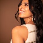 Malavika Mohanan Instagram - White doesn’t need a season, white doesn’t need a reason 🤍 Happy almost Diwali! ✨🪔✨ 📸 @kiransaphotography Outfit @asthanarangofficial @the.yellow.dot Makeup @makeupbyanighajain Hair @hairbyradhika Bangles @houseofshikha Earrings @anaghaartsnjewels @stilt_communications PR @theitembomb