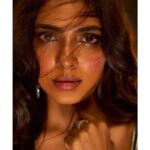 Malavika Mohanan Instagram - Brown eyed girl 🙋🏻‍♀️🦦 📸 @tejasnerurkarr Styled by @styled_by_meera @tryagaintoobad Outfit @deme_love_ X @kalkifashion Makeup @makeupbyanighajain Hair @riyasheth.makeuphair PR @theitembomb Earrings @aquamarine_jewellery