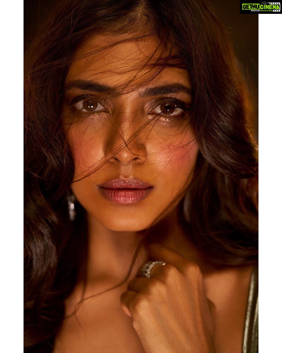 Malavika Mohanan Instagram - Brown eyed girl ππ»ββοΈπ¦¦ πΈ @tejasnerurkarr Styled by @styled_by_meera @tryagaintoobad Outfit @deme_love_ X @kalkifashion Makeup @makeupbyanighajain Hair @riyasheth.makeuphair PR @theitembomb Earrings @aquamarine_jewellery