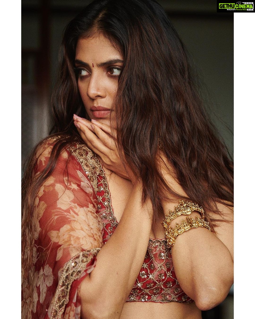 Malavika Mohanan Instagram - Nine days & nine nights of festivities, prayers, lights, dance, & a lot of yummy food! Happy Navratri everyone 🥰 ♥️ 📸 @vaishnavpraveen @thehouseofpixels Makeup @sonamdoesmakeup Hair @nishisingh_muah Outfit @asthanarangofficial @the.yellow.dot Jewelry @houseofshikha PR @theitembomb