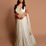 Malavika Mohanan Instagram - White doesn’t need a season, white doesn’t need a reason 🤍 Happy almost Diwali! ✨🪔✨ 📸 @kiransaphotography Outfit @asthanarangofficial @the.yellow.dot Makeup @makeupbyanighajain Hair @hairbyradhika Bangles @houseofshikha Earrings @anaghaartsnjewels @stilt_communications PR @theitembomb