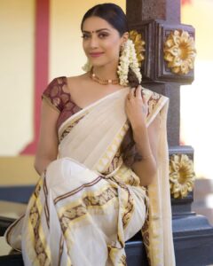 Mamta Mohandas Instagram - Your most sacred place is within you… 
No matter how twisted and confused this world tries to get you, let’s always continue to  believe that truth triumphs over evil.. no matter what! 

Happy Dussehra & Vijayadashmi to you and family.

#dussehra #vijayadashami #festive #hindu #goodoverevil