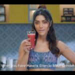 Mamta Mohandas Instagram - Havells Silencio Mixer Grinder is so silent that @mamtamohan can perform her yoga in the kitchen while preparing her watermelon juice. So this Onam, let your celebrations be loud and cooking be silent with Havells kitchen appliances. #OnamWithHavells