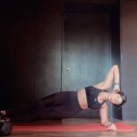 Mandira Bedi Instagram - #homeworkout in #timelapse Circuit: 1 min #jumpingjacks 1 min #kettlebellswings 1 min kettle bell #uprightrows 1 min #gobletsquat 1 min t jacks 1 min and with gym ball 1 min #sideplank 1 min #superman 2 mins #donkeykicks X 6 #beginagain #getfitmandy #fitnessmotivation #nobhay #nirbhaunirvair