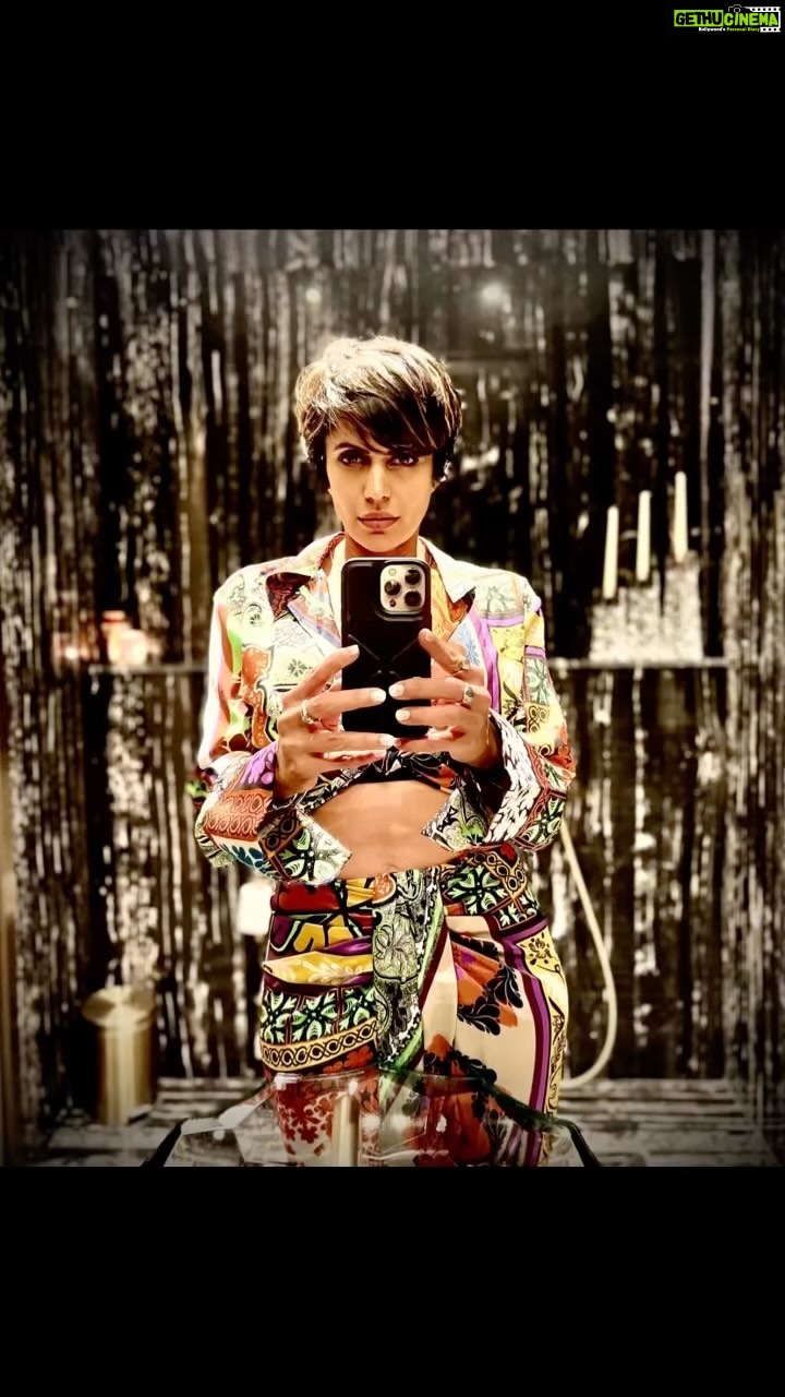 Mandira Bedi Instagram - When the show is about to get on the road, be your own photographer 🤟🏽