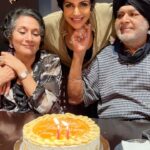 Mandira Bedi Instagram - A very very #HappyAnniversary to my Mum and Jiji.. I was blessed to have an evening with them to bring in their anniversary at @soysoiindia .. The #sushi , #chickpeatofu #basilrice #edamametruffledumpling were incredible, the Banofee cake was delectable and the evening was full of love ❤️❣️🧿🙏🏽 . . Thank you @chefpetertseng @deanakanksha @rupalidean @rajat_gurung for making this special evening even more special 🙏🏽❣️